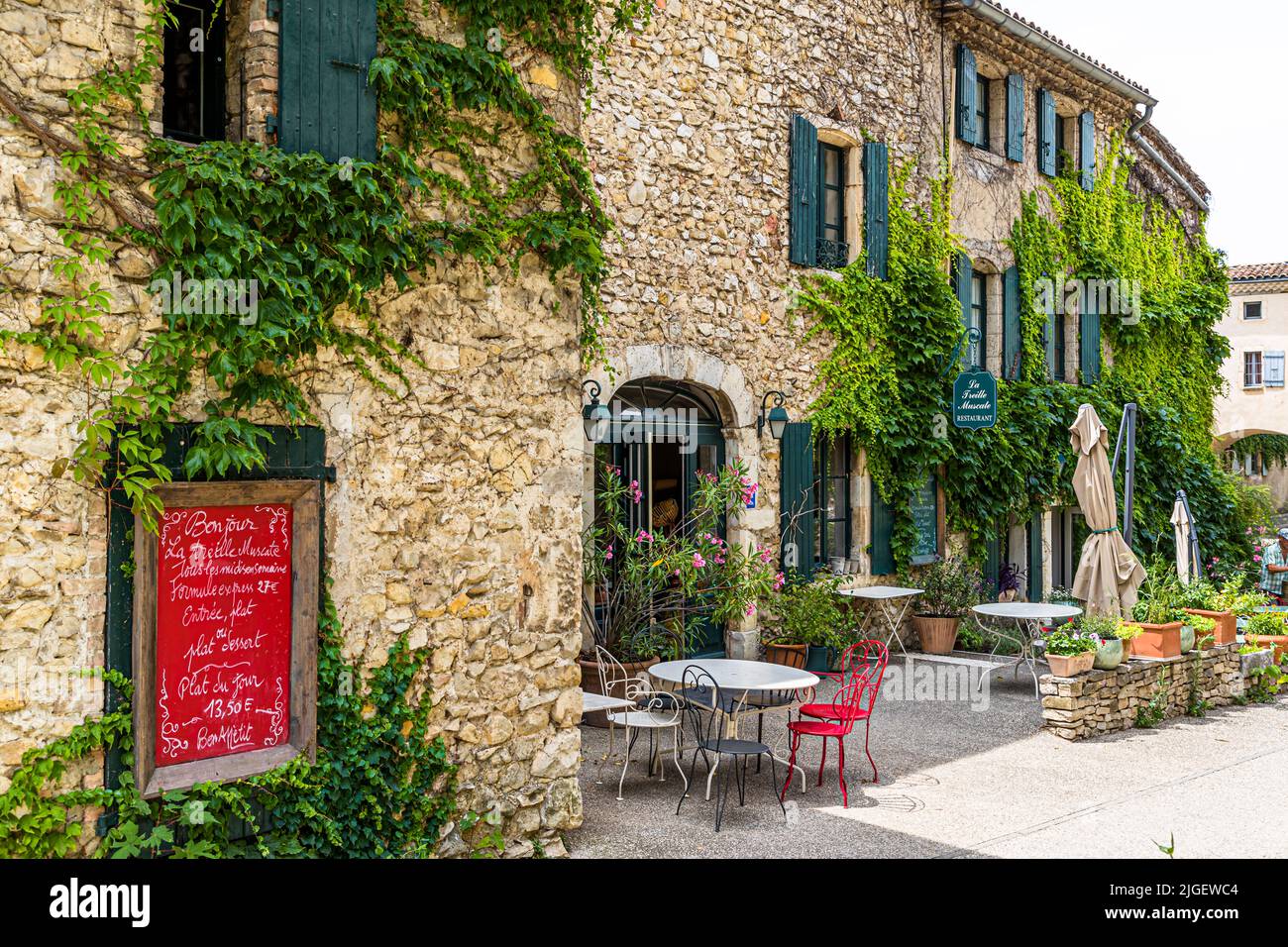 L’Hôtel Restaurant La Treille Muscate si trova sulla Grande Rue a Cliousclat, Drôme, Francia. Lo chef Gaël Faure serve lì una cucina di mercato contemporanea. Foto Stock