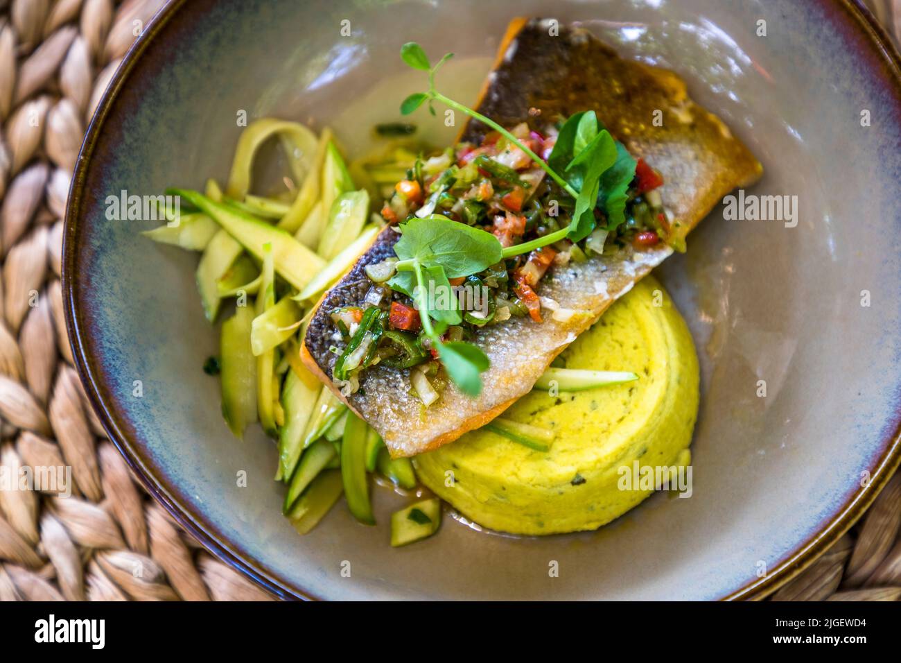 Un filetto di trota viene servito all'Hôtel Restaurant La Treille Muscate a Cliousclat, Drôme, Francia, preparato nella cucina di Gaël Faure Foto Stock