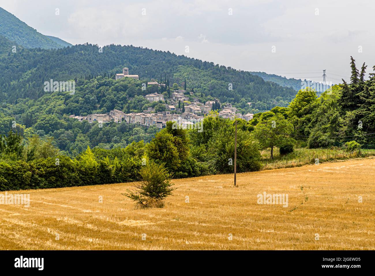 Mirmande è uno dei villaggi più belli della Francia come un villaggio perché e offre un magnifico panorama sulla valle di Rhône Foto Stock