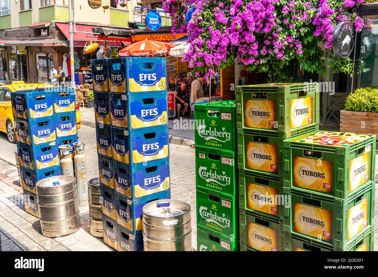Efes, Carlsberg, Tuborg birra in scatole in attesa di pick up. Kadikoy Istanbul, Turchia Foto Stock