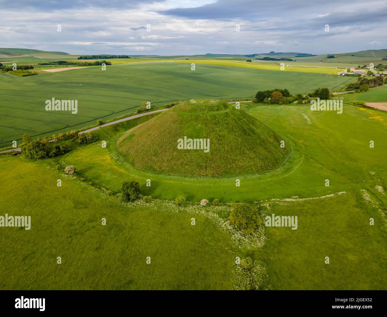 Silbury Hill nel Wiltshire, preso da un drone. Foto Stock