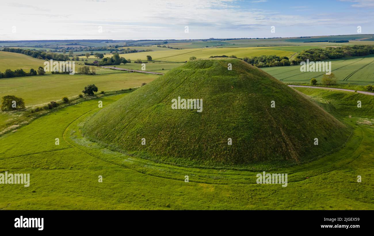 Silbury Hill nel Wiltshire, preso da un drone. Foto Stock