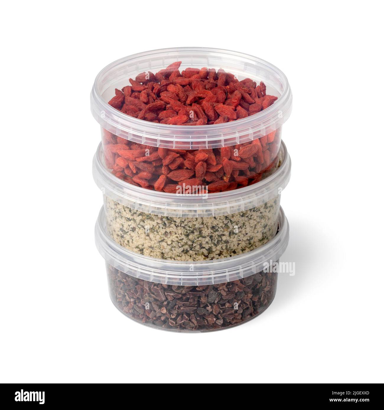 Tre contenitori di plastica con supercibo, bacche di goji essiccate, pennini di cacao e semi di canapa isolati su sfondo bianco Foto Stock