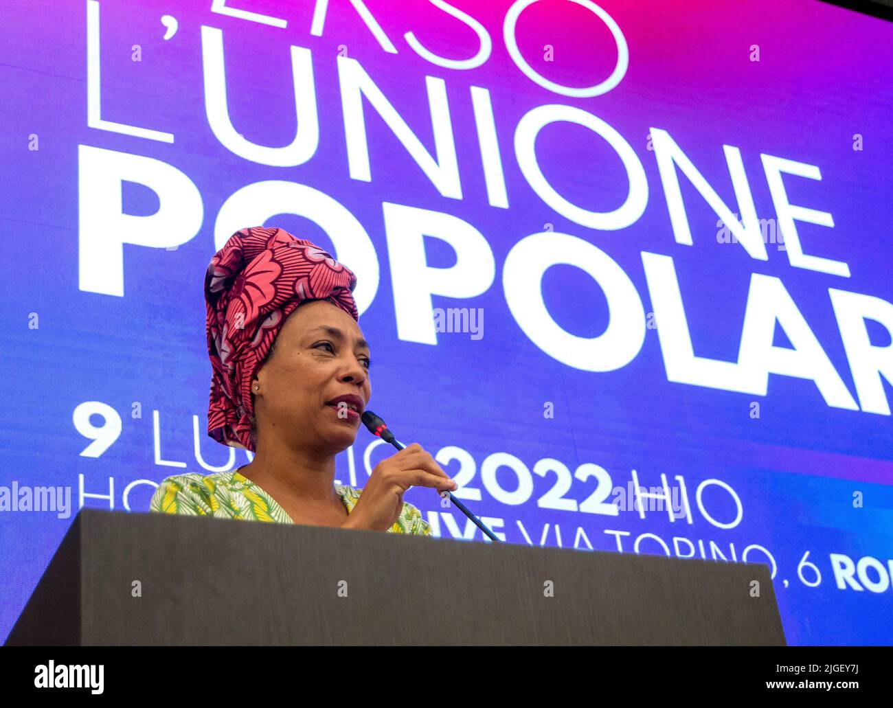 9 luglio 2022, Roma, Italia: Assemblea pubblica nazionale a Roma in risposta all'appello lanciato affinché l'Unione popolare sia inserita nell'agenda politica italiana. Tra le parole d'ordine su cui è stato chiamato l'appello: Il ripudio della guerra, contro l'Italia in guerra, che si debba lavorare ad un immediato cessate il fuoco, veri negoziati, un ruolo centrale della diplomazia e una Conferenza di pace, solo in modo. ''Siamo contrari alla violenza contro le donne, al razzismo, allo sfruttamento dei lavoratori di sesso maschile e femminile, all'aumento della spesa militare, alle mafie, alla corruzione e all'autonomia differenziata, che distruggono il sistema pubblico e. Foto Stock