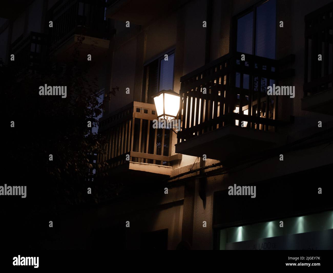 lampada da strada nella parte vecchia di una storica città europea Foto Stock