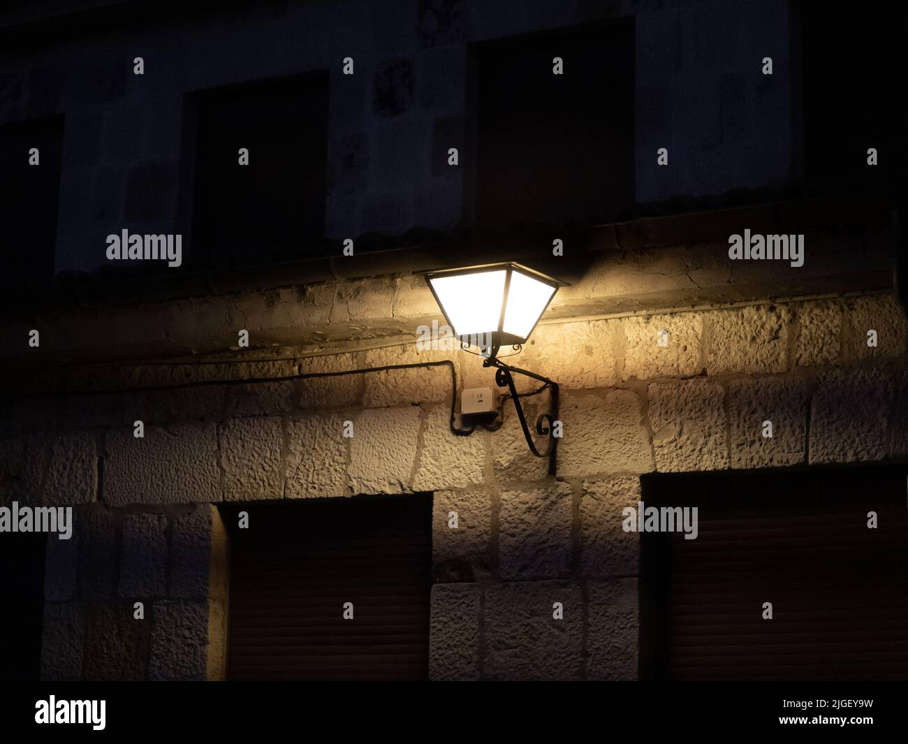 lampada da strada nella parte vecchia di una storica città europea Foto Stock