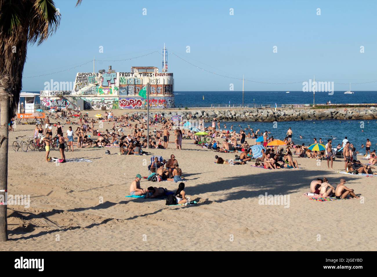Affollate spiagge della città di Barcellona in una giornata estiva, Barcellona, Catalunya Spagna Foto Stock
