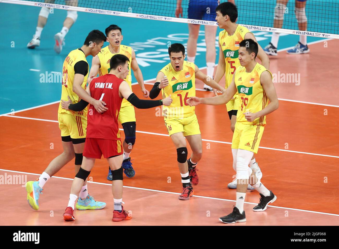 Danzica, Polonia. 10th luglio 2022. I giocatori della Cina festeggiano il punteggio durante la partita della Federazione Internazionale del Pallavolo (FIVB) Volley Nations League Men's Pool 6 tra Cina e Serbia a Danzica, Polonia, 10 luglio 2022. Credit: Piotr Matusewicz/Xinhua/Alamy Live News Foto Stock