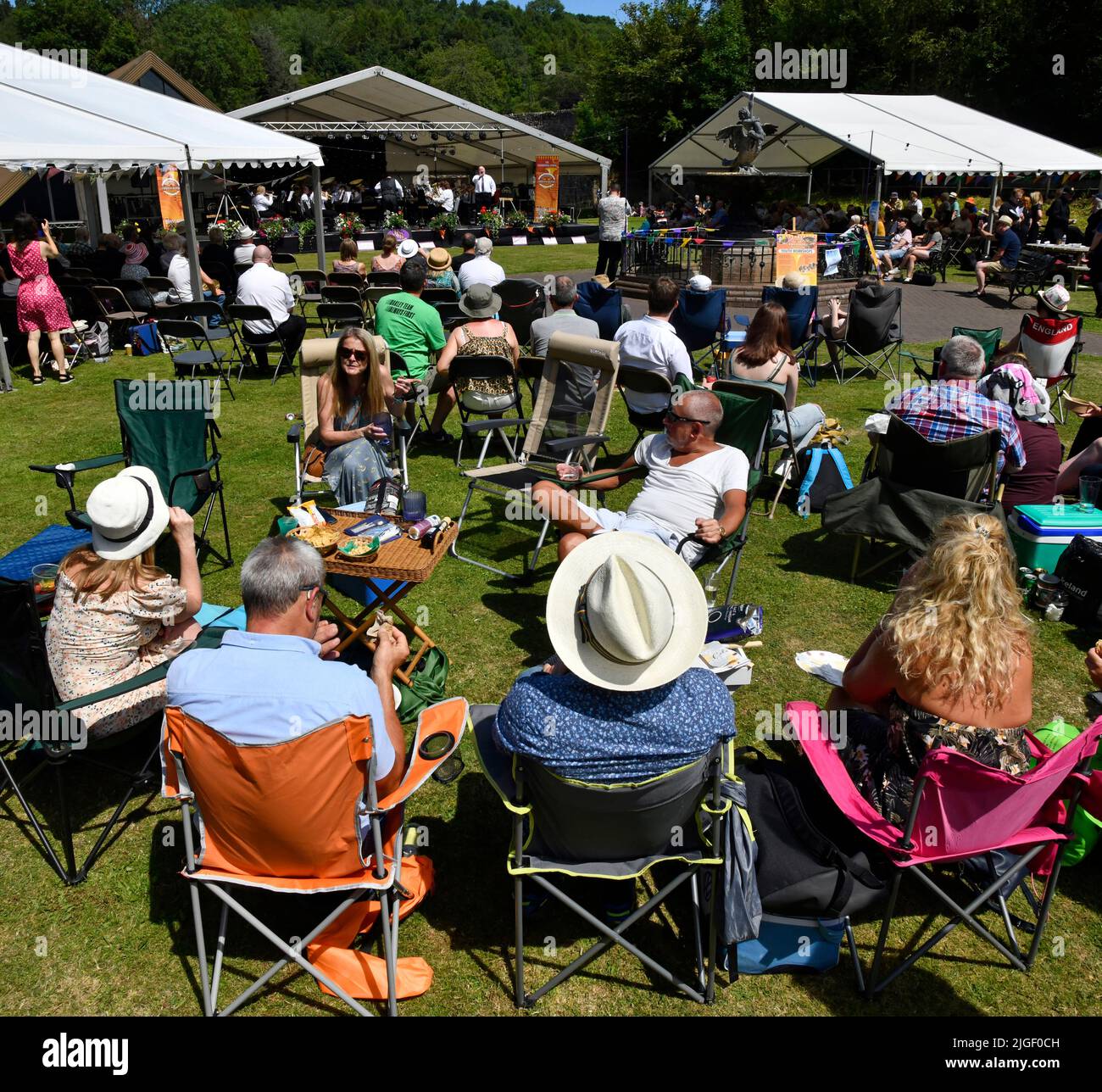 Ironbridge Gorge, Shropshire, UK.July 10th 2022. Ironbridge Gorge Brass Band Festival 2022. Spettatori e musicisti che godono di glorioso tempo estivo e un festival muco gratuito nei giardini del museo del ferro. Credit: Dave Bagnall /Alamy Live News Foto Stock