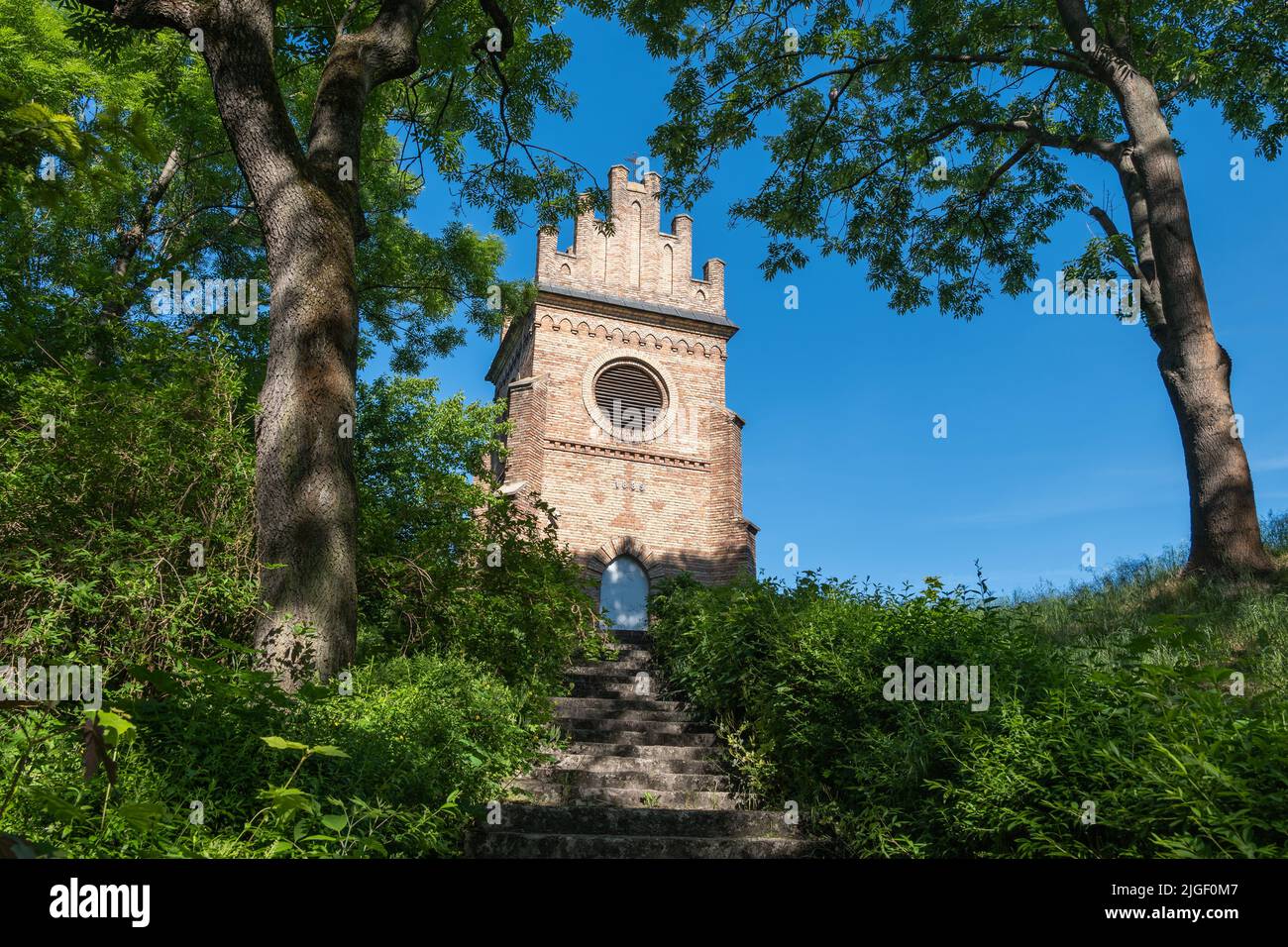 Il Belfry sul monte Farska a Ciechanów, Polonia. Architettura neo-gotica del 1889. Foto Stock