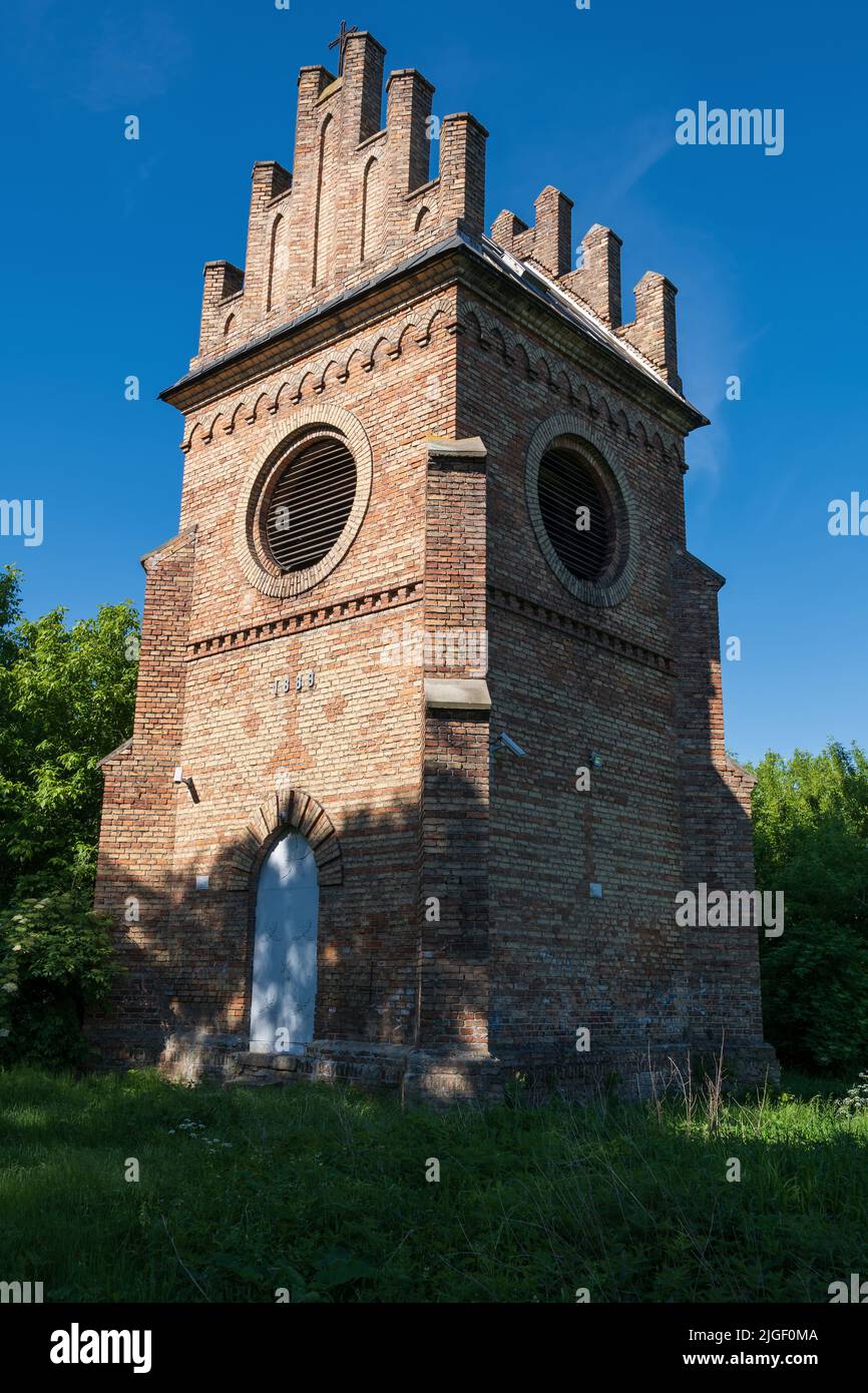 Il Belfry sul monte Farska a Ciechanów, Polonia. Architettura neo-gotica del 1889. Foto Stock