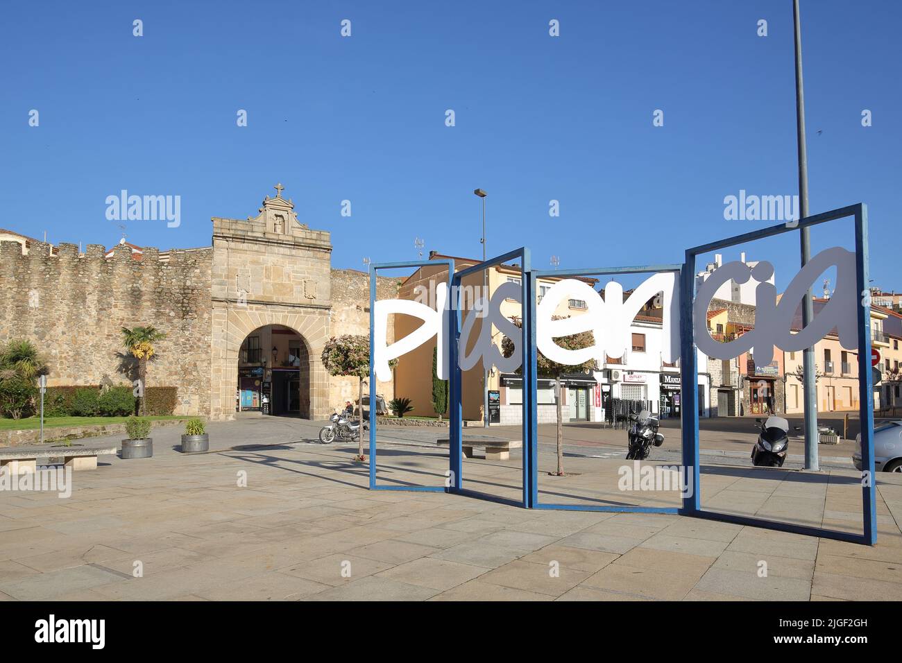 Porta Puerta de Sol a Plaza de San Pedro de Alcantara con il nome della città di Plasencia, Estremadura, Spagna Foto Stock