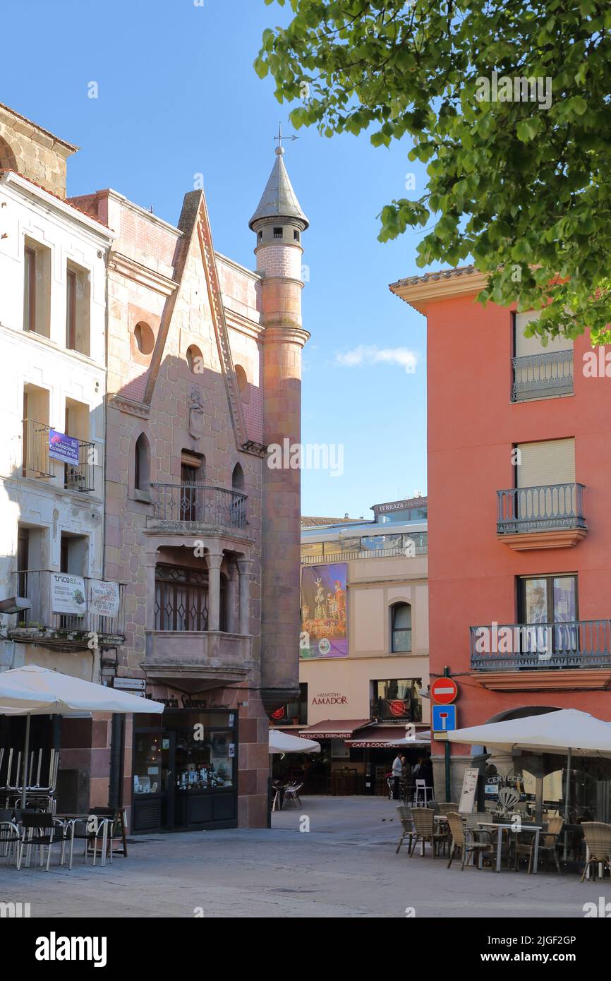 Edifici con minareto a Plaza Mayor a Plasencia, Estremadura, Spagna Foto Stock