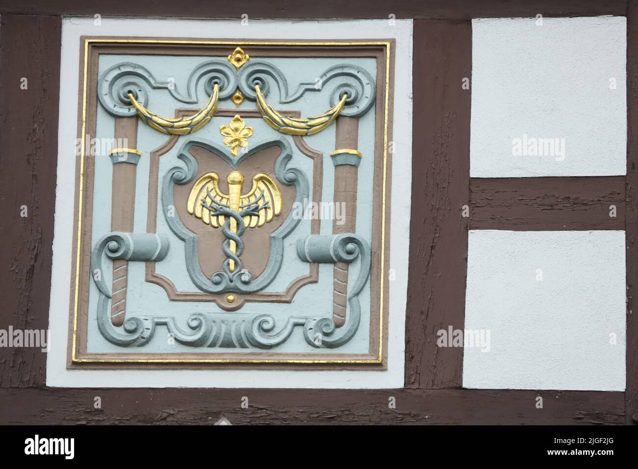 Ornamento sulla casa a graticcio a Waisenhausplatz a Bad Homburg, Hesse, Germania Foto Stock