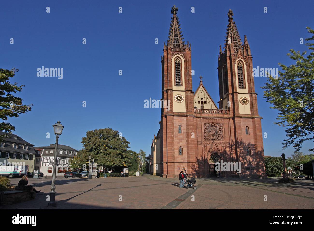 Cattedrale tardo gotica di Rheingau e punto di riferimento a Bischof-Blum-Platz a Geisenheim, Rheingau, Taunus, Assia, Germania Foto Stock