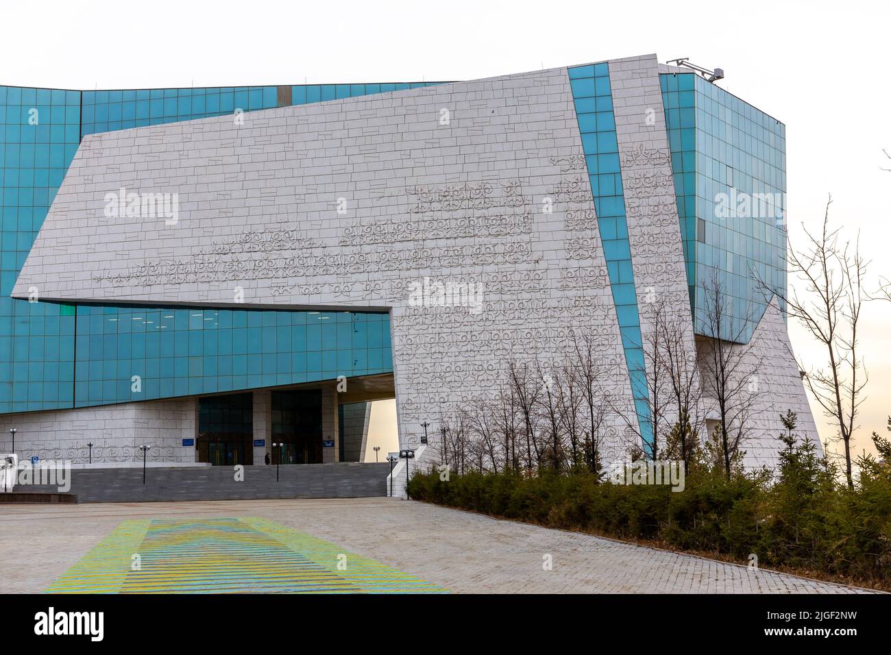 Nur Sultan (Astana), Kazakistan, 11.11.21. Museo Nazionale della Repubblica del Kazakistan edificio moderno con facciata in vetro e marmo. Foto Stock