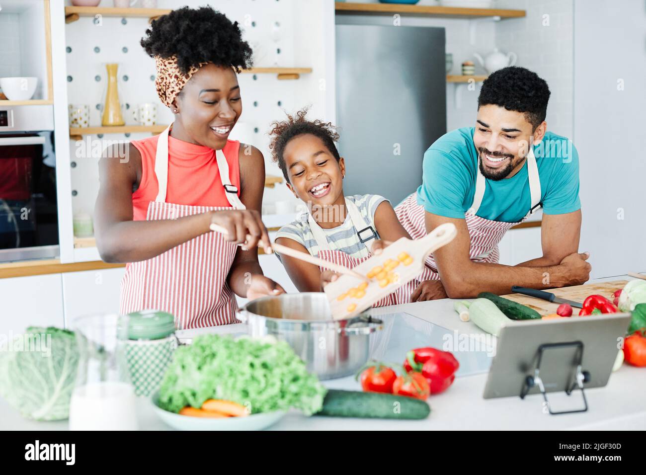 famiglia bambino cucina cibo figlia padre cucina preparare la colazione felice insieme Foto Stock