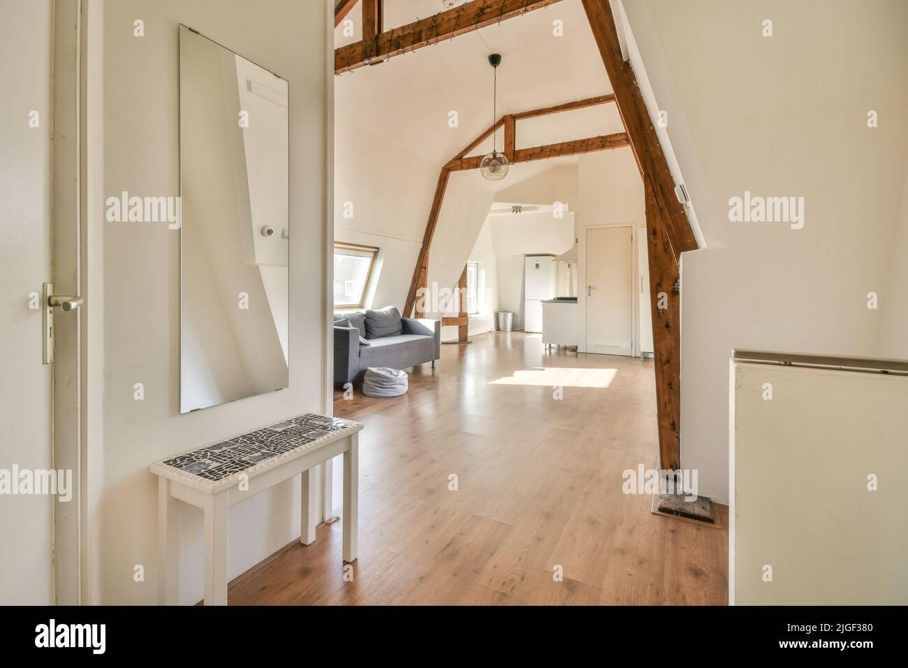 Una camera vuota in stile mansarda accogliente e spaziosa in una casa di lusso Foto Stock