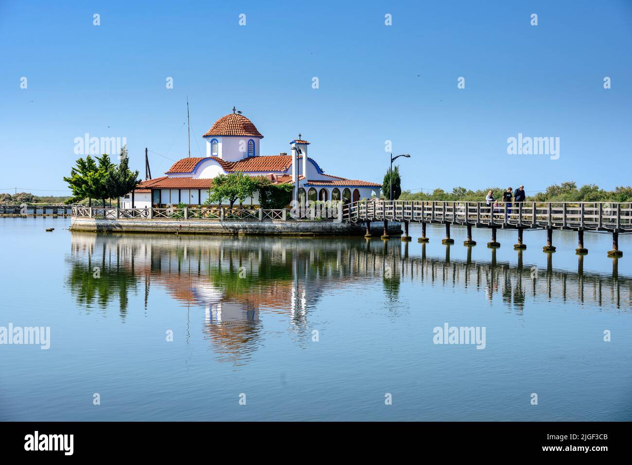 La Chiesa di Panagia Pantanassa parte del monastero di Agios Nikolaos sul lago Vistonida, unita al mailand da un ponte di pontone in legno. Nel Nat Foto Stock