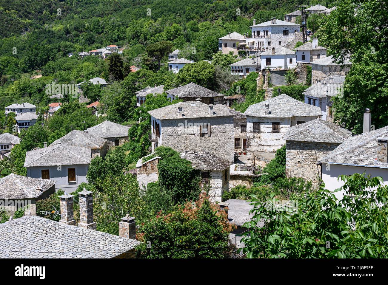 Il villaggio ben conservato di Pinakates con le sue case di pietra tradizionali. Sulle pendici sud-occidentali di pf i monti di Pelion, Penisola di Pelion, Thes Foto Stock