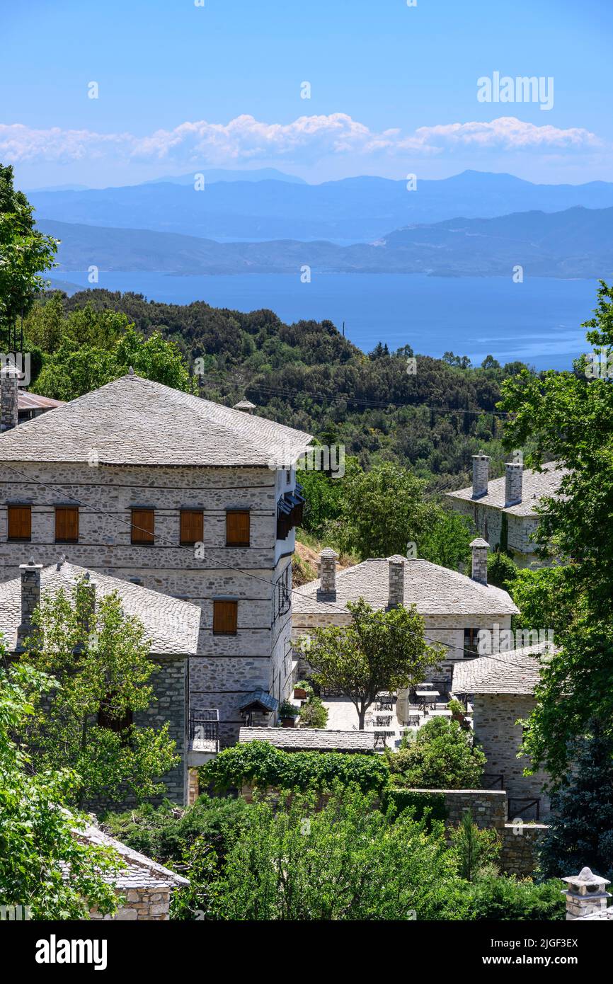 Il villaggio ben conservato di Pinakates con le sue case di pietra tradizionali. Sulle pendici sud-occidentali di pf i monti di Pelion, Penisola di Pelion, Thes Foto Stock