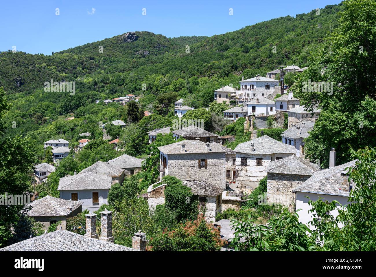 Il villaggio ben conservato di Pinakates con le sue case di pietra tradizionali. Sulle pendici sud-occidentali di pf i monti di Pelion, Penisola di Pelion, Thes Foto Stock