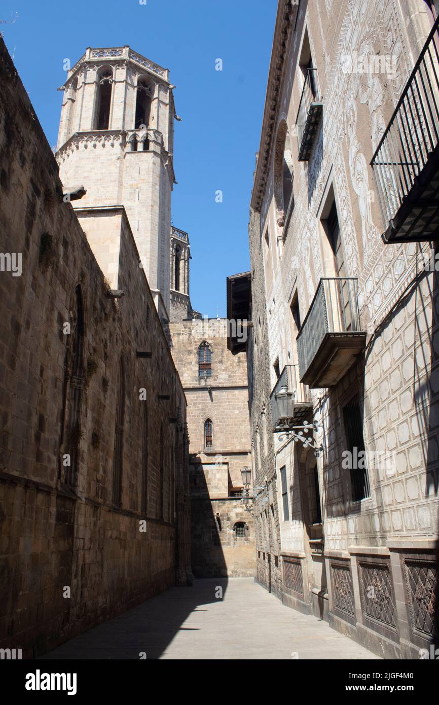 Strada stretta nel quartiere Gotico, il centro storico della città vecchia di Barcellona, Catalogna, Spagna Foto Stock