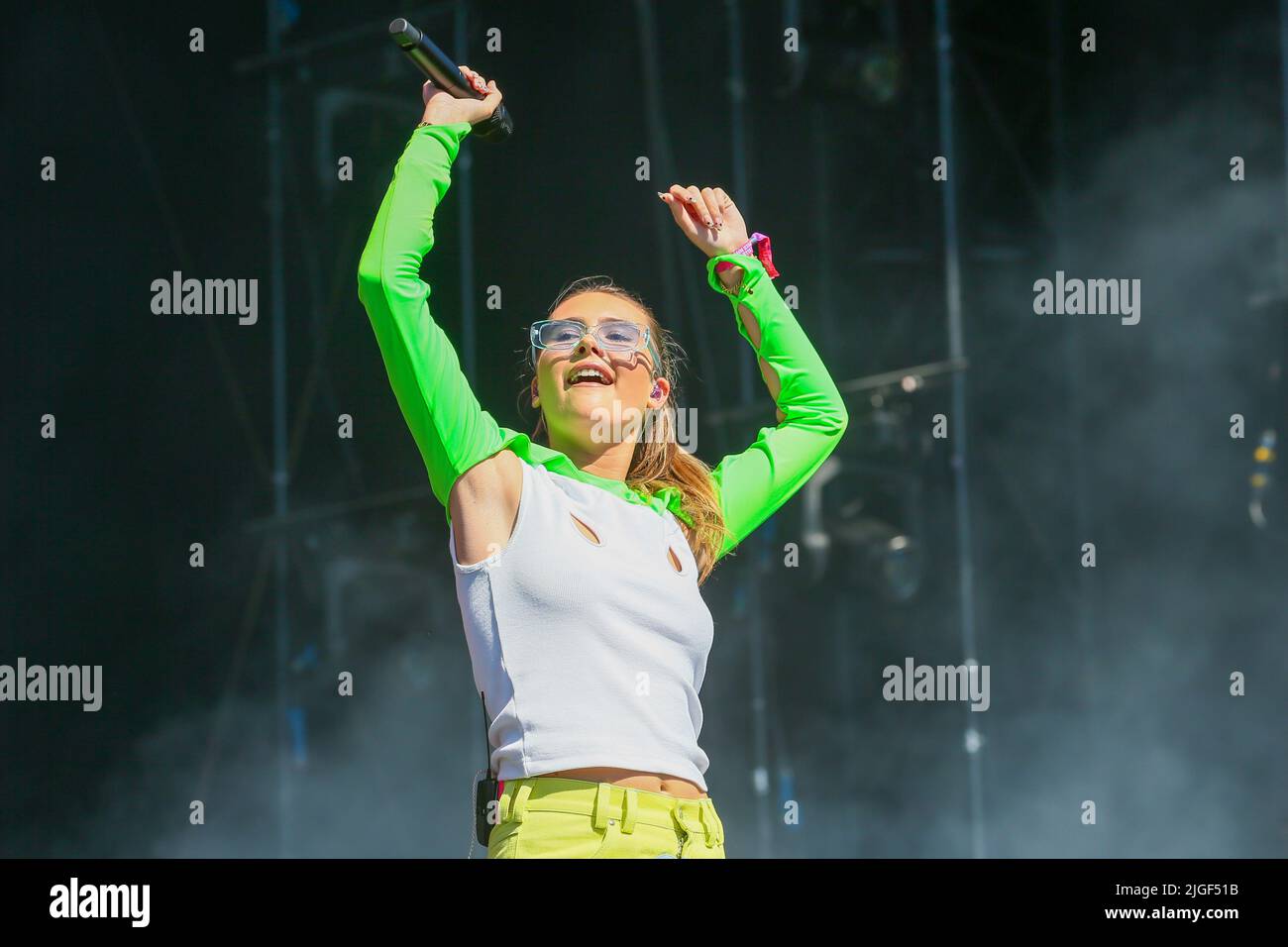 Glasgow, Regno Unito. 10th luglio 2022. MIMI WEBB, di Canterbury, ha suonato sul palco principale al festival musicale TRNSMT, Glasgow Green, Glasgow, Scozia, Regno Unito, fino a un massimo di 50000 spettatori. Il festival TRNSMT è stato un evento di vendita per ciascuno dei tre giorni in cui si è svolto. Credit: Findlay/Alamy Live News Foto Stock