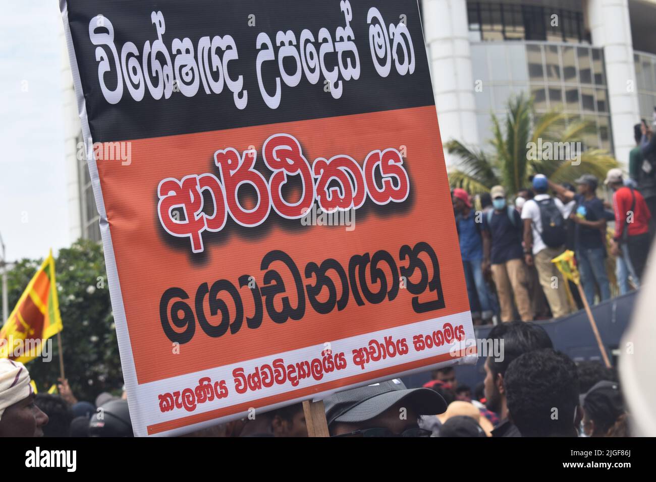 Colombo, Sri Lanka. 7th luglio 2022. Migliaia di manifestanti hanno assalito la residenza ufficiale del presidente dello Sri Lanka, il segretariato del presidente, la residenza ufficiale del primo ministro e hanno dato fuoco alla residenza privata del primo ministro, mentre la rabbia si è intensificata per la peggiore crisi economica del paese in sette decenni. Persone provenienti da tutto il paese si sono radunate al Galle faccia verde per protesta che è andato avanti nella notte. Foto Stock