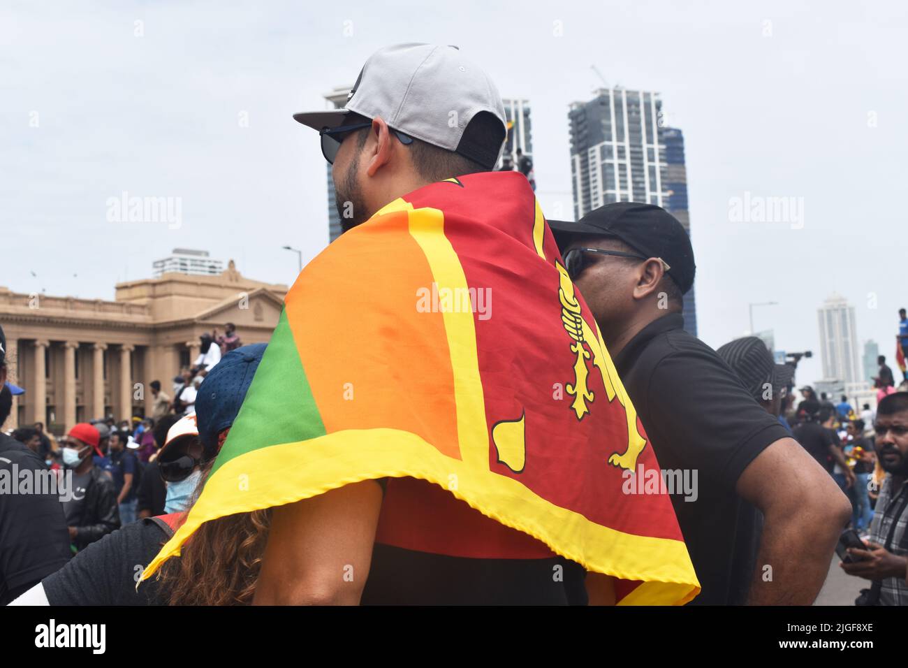 Colombo, Sri Lanka. 7th luglio 2022. Migliaia di manifestanti hanno assalito la residenza ufficiale del presidente dello Sri Lanka, il segretariato del presidente, la residenza ufficiale del primo ministro e hanno dato fuoco alla residenza privata del primo ministro, mentre la rabbia si è intensificata per la peggiore crisi economica del paese in sette decenni. Persone provenienti da tutto il paese si sono radunate al Galle faccia verde per protesta che è andato avanti nella notte. Foto Stock