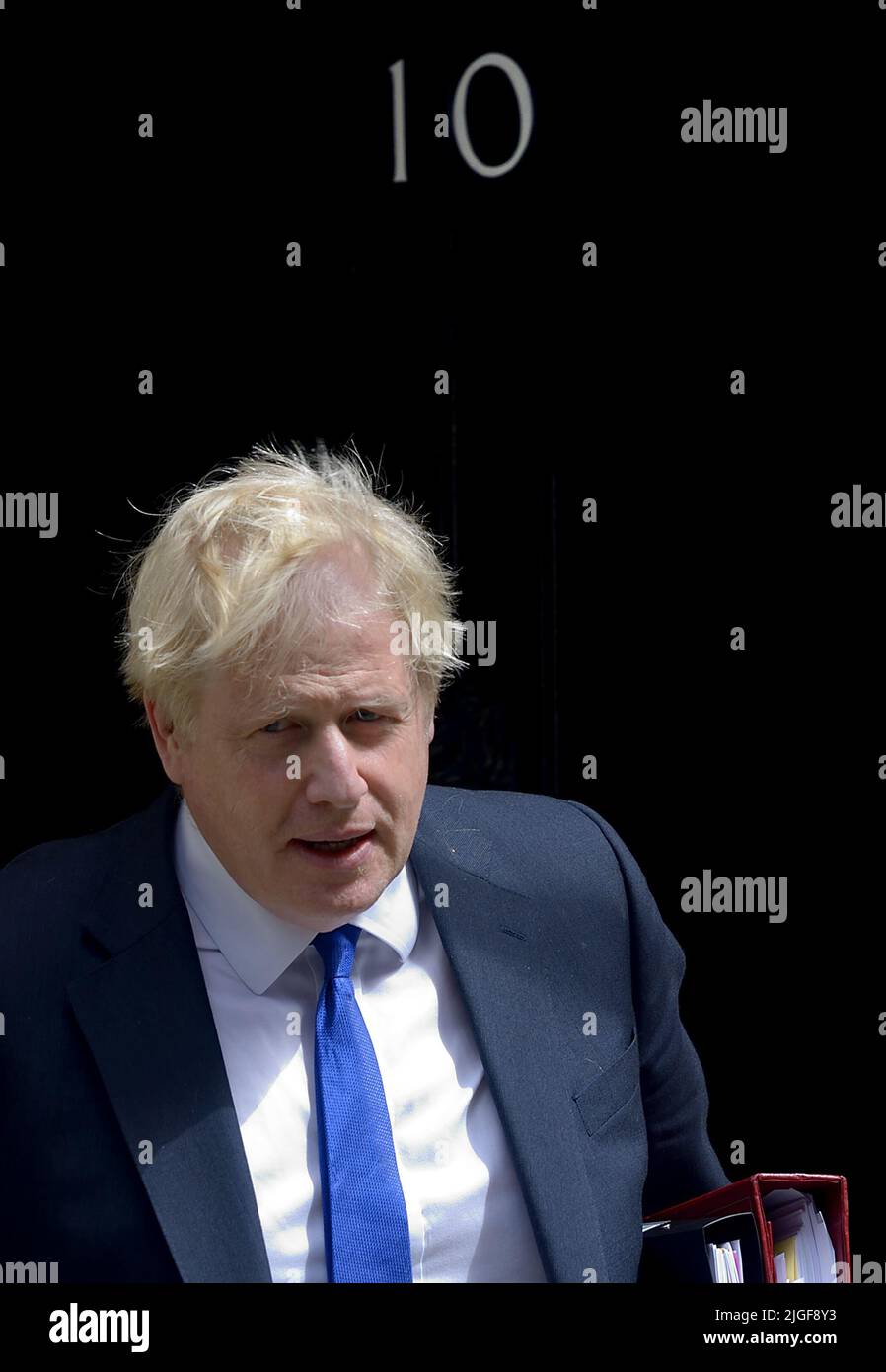 Il primo ministro britannico Boris Johnson lascia 10 Downing Street per le domande dei primi Ministri alla Camera dei Comuni, 6th luglio 2022, il giorno prima di lui Foto Stock