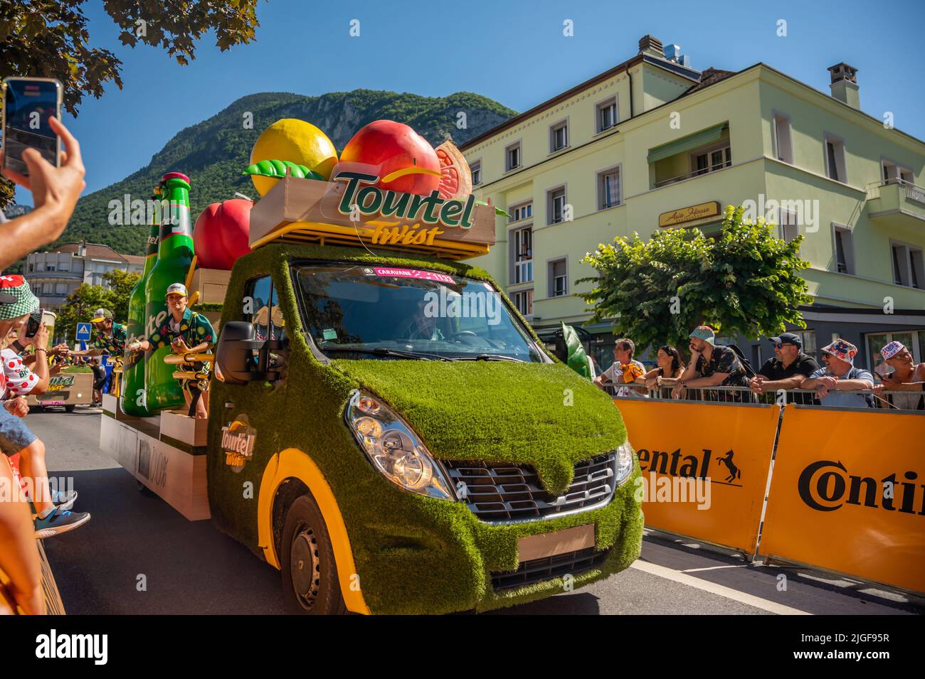 Aigle, Vallese Canton, Svizzera -10.07.2022: Passaggio di un'auto pubblicitaria di Tourtel Twist nella famosa roulotte del Tour de France in Svizzerola Foto Stock