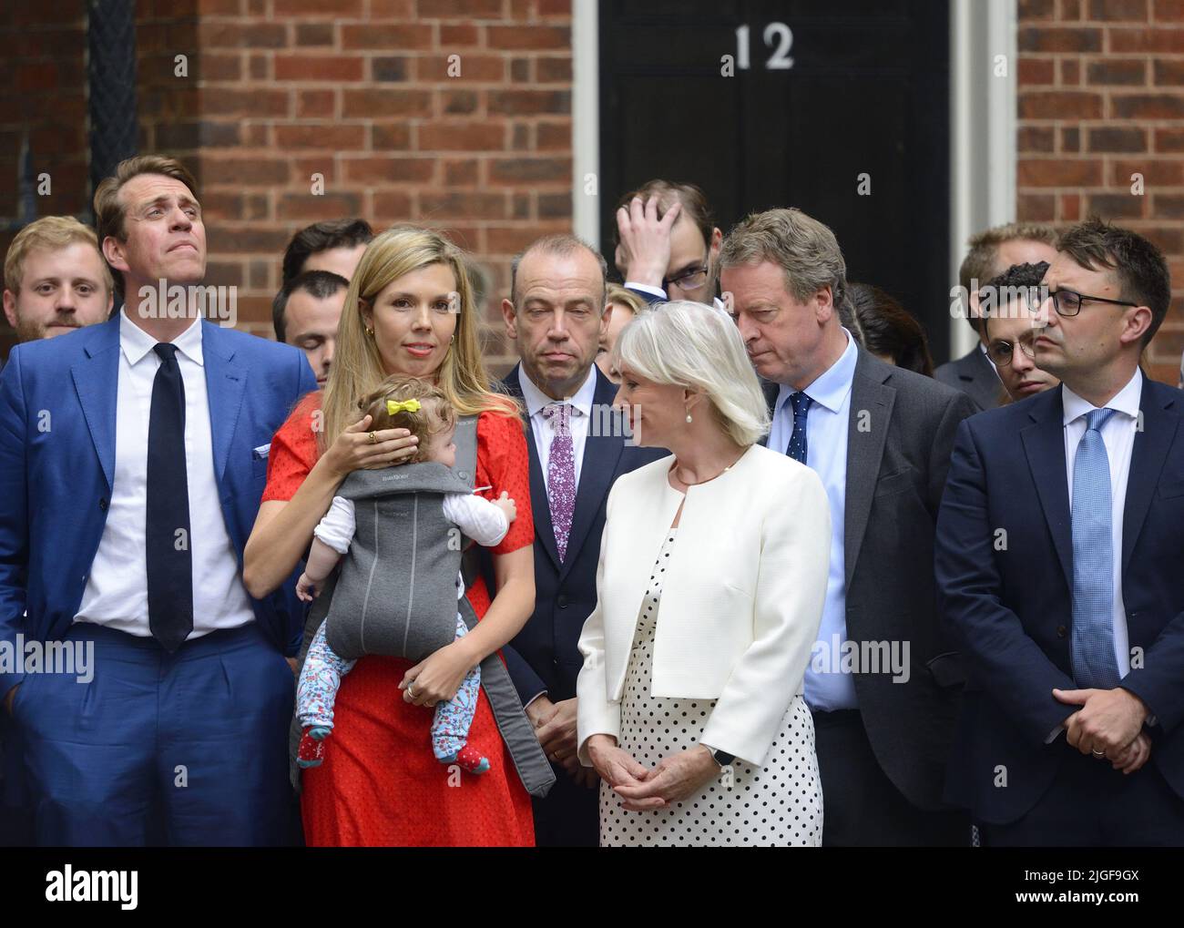 Carrie Johnson con la figlia Romy a Downing Street per ascoltare le dimissioni del primo ministro Boris Johnson, 7th luglio 2022. Anche Nadine Dorries Foto Stock
