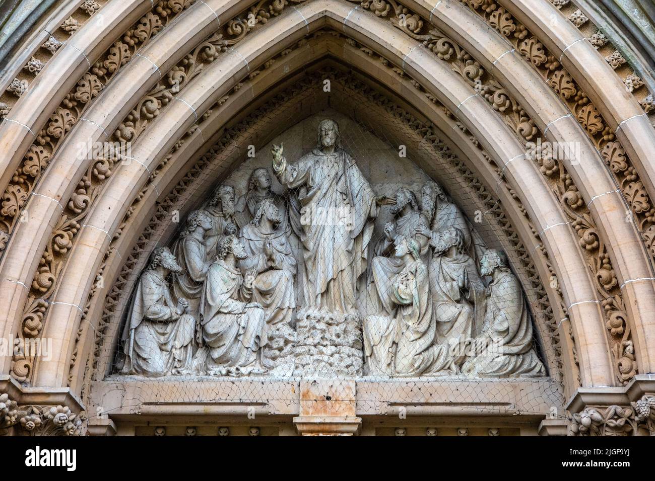 Intricate sculture all'esterno della Cattedrale di Inverness, conosciuta anche come Cattedrale di St. Andrews nella città di Inverness, Scozia. Foto Stock