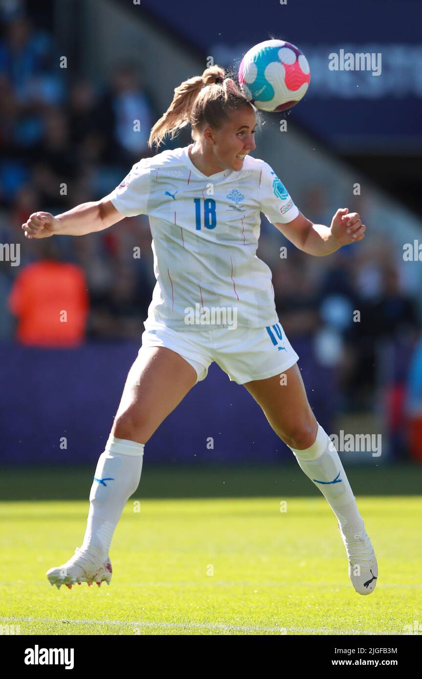 Manchester, Regno Unito. 10th luglio 2022. Gudrún Arnardottir d'Islanda in azione durante la partita UEFA Women's European Championship 2022 all'Academy Stadium di Manchester. Il credito d'immagine dovrebbe leggere: Simon Bellis/Sportimage Credit: Sportimage/Alamy Live News Foto Stock