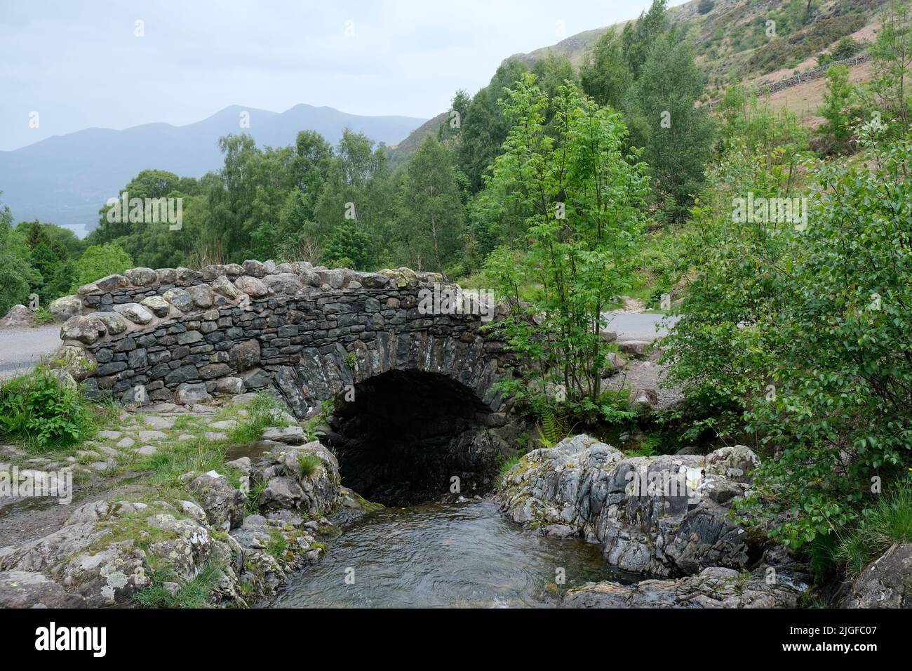 Ashness ponte di pietra vicino a Keswick, Lake District Foto Stock