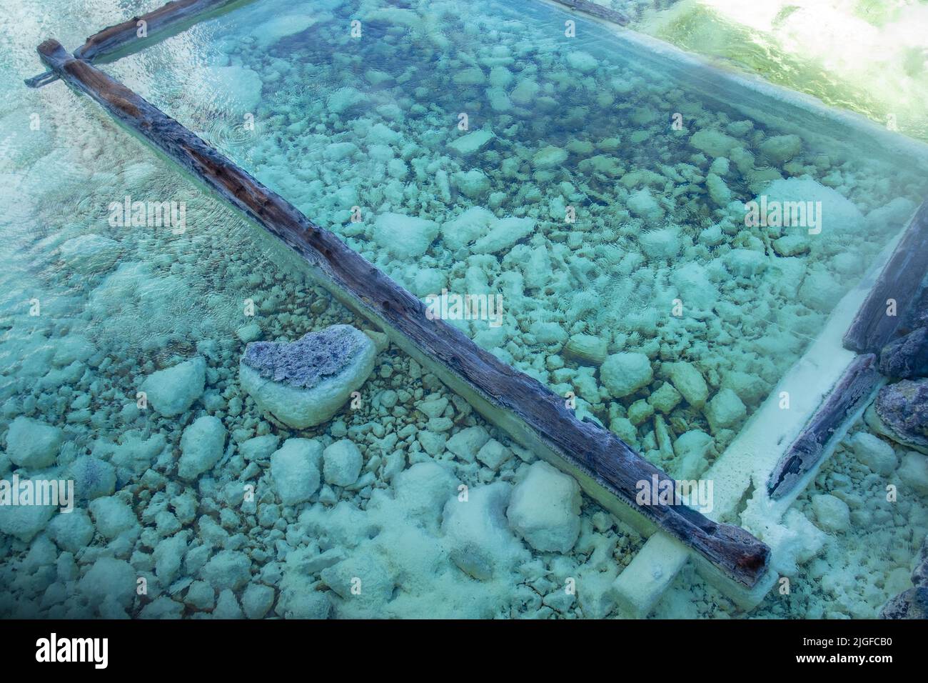 Acqua minerale calda a Yubatake Onsen a Kusatsu, Gunma, Giappone. Foto Stock