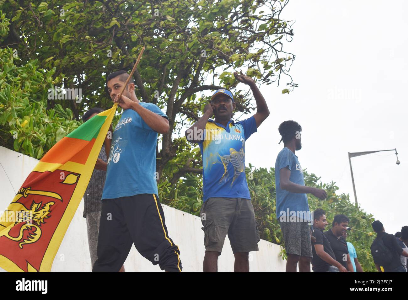 Colombo, Sri Lanka. 7th luglio 2022. Migliaia di manifestanti hanno assalito la residenza ufficiale del presidente dello Sri Lanka, il segretariato del presidente, la residenza ufficiale del primo ministro e hanno dato fuoco alla residenza privata del primo ministro, mentre la rabbia si è intensificata per la peggiore crisi economica del paese in sette decenni. Persone provenienti da tutto il paese si sono radunate al Galle faccia verde per protesta che è andato avanti nella notte. Foto Stock