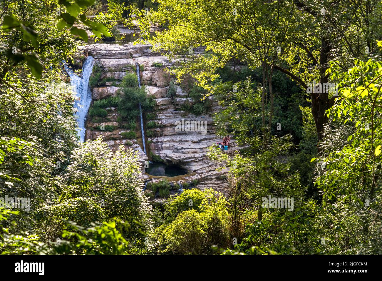 Il Vis forma la cascata di Navacelles, Lodève, Francia. In estate l'acqua, che è solo 12 gradi Celsius, offre un piacevole rinfresco Foto Stock