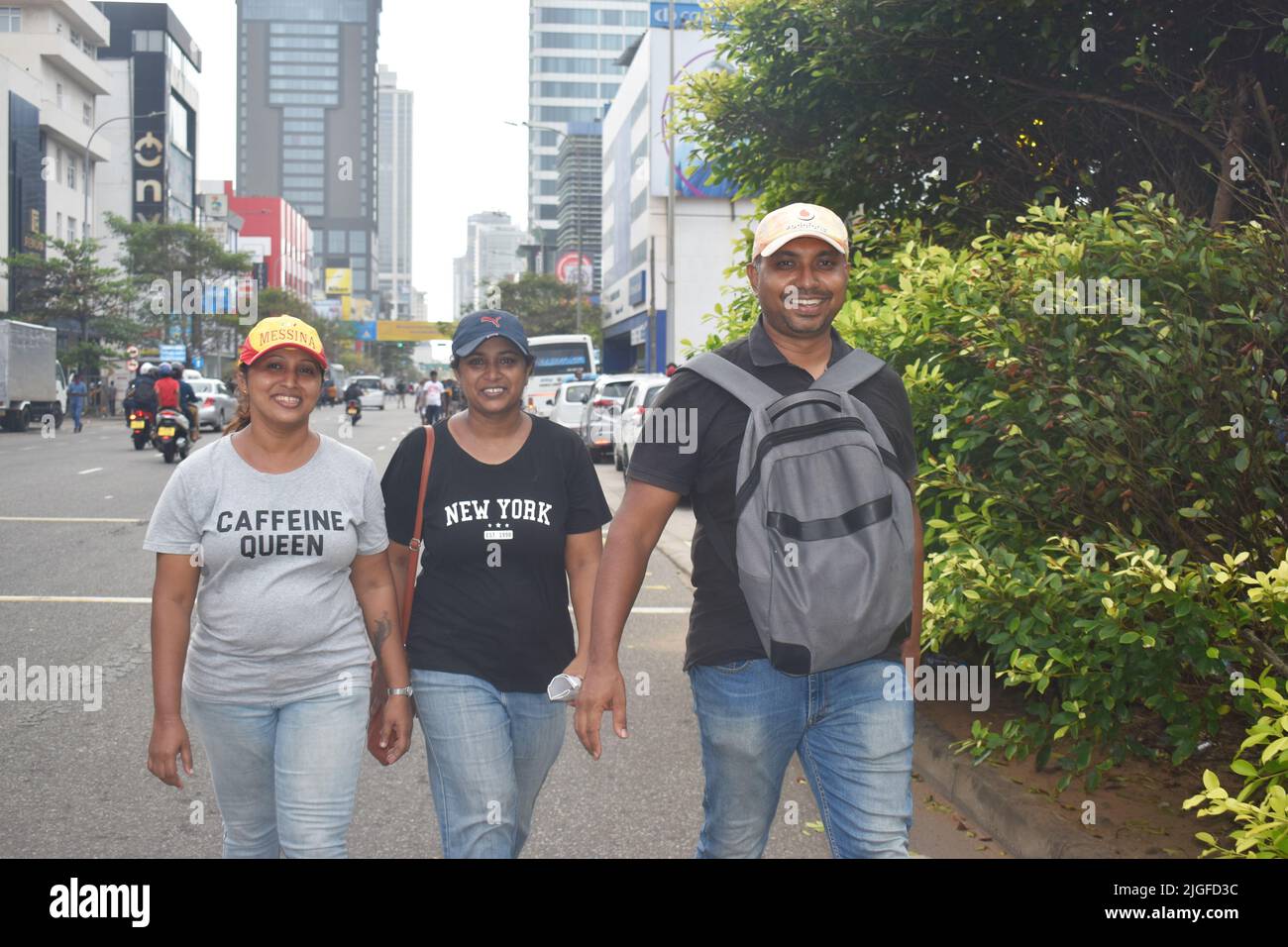 Colombo, Sri Lanka. 7th luglio 2022. Migliaia di manifestanti hanno assalito la residenza ufficiale del presidente dello Sri Lanka, il segretariato del presidente, la residenza ufficiale del primo ministro e hanno dato fuoco alla residenza privata del primo ministro, mentre la rabbia si è intensificata per la peggiore crisi economica del paese in sette decenni. Persone provenienti da tutto il paese si sono radunate al Galle faccia verde per protesta che è andato avanti nella notte. Foto Stock