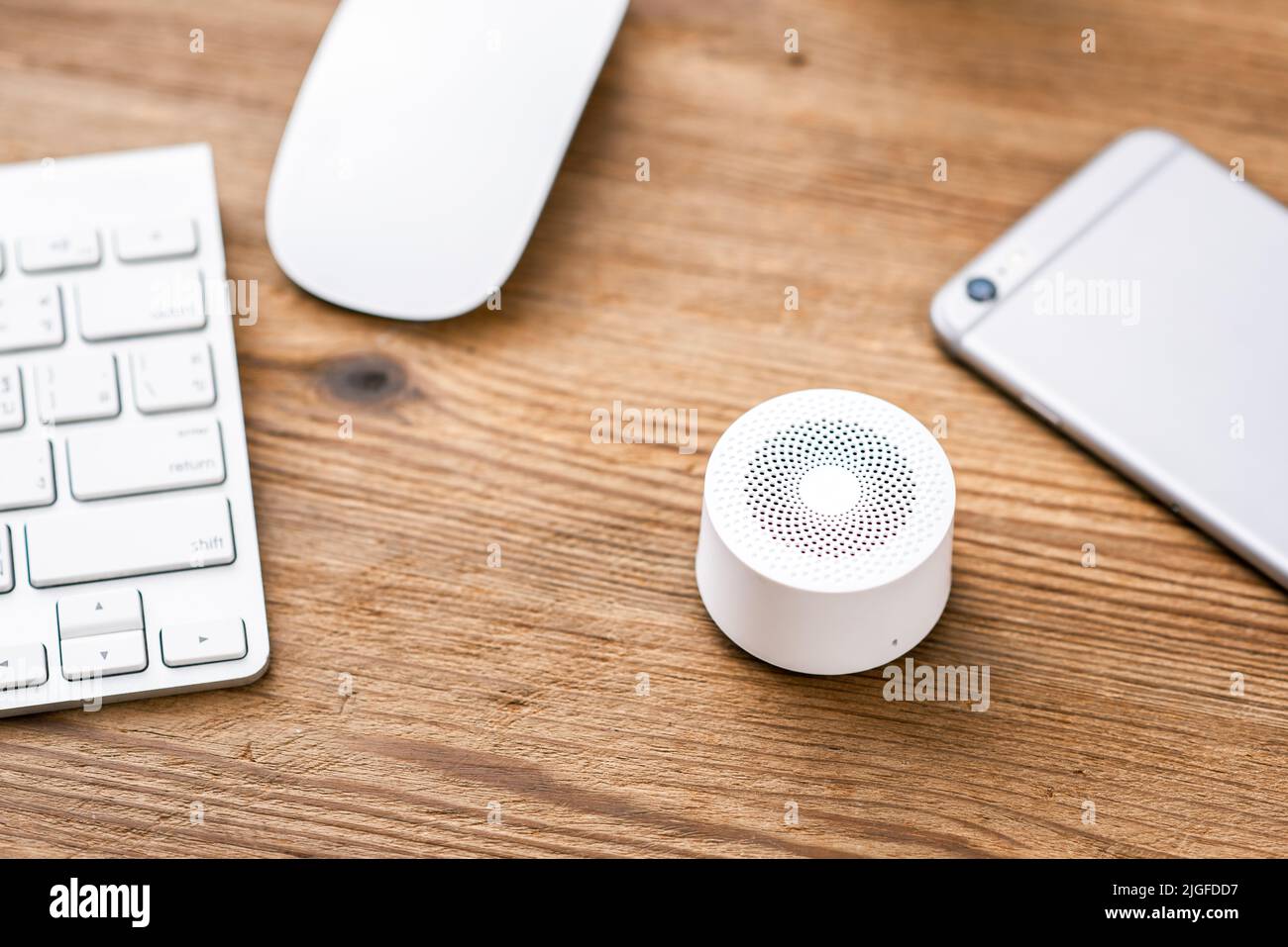 mini altoparlante wireless portatile bluetooth per l'ascolto della musica. Assistente vocale a casa. Foto Stock