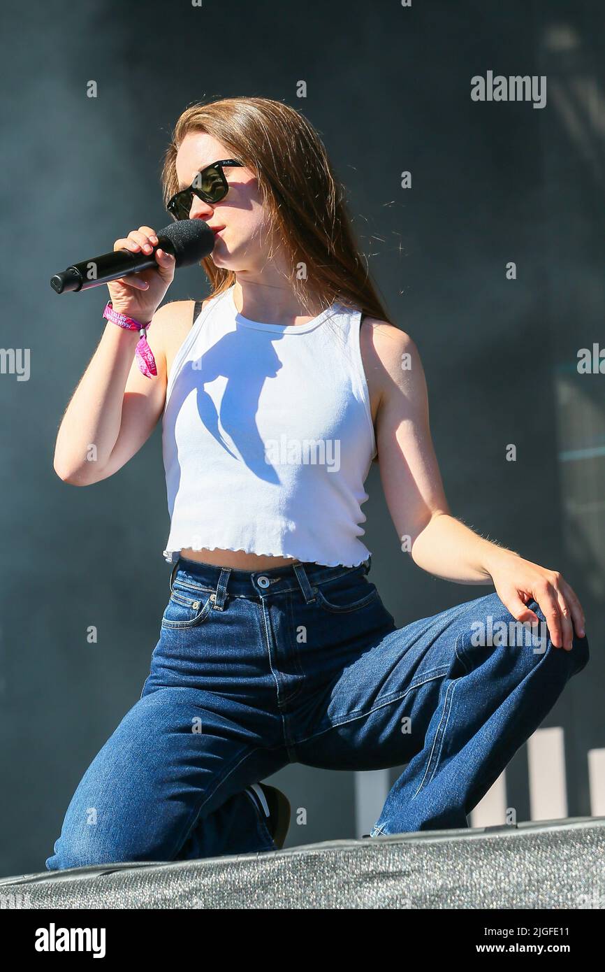 Glasgow, Regno Unito. 10th luglio 2022. SIGRID dalla Norvegia, ha suonato sul palco principale al festival musicale TRNSMT, Glasgow Green, Glasgow, Scozia, Regno Unito fino a un pubblico massimo di 50000 persone. Il festival TRNSMT è stato un evento di vendita per ciascuno dei tre giorni in cui si è svolto. Credit: Findlay/Alamy Live News Foto Stock