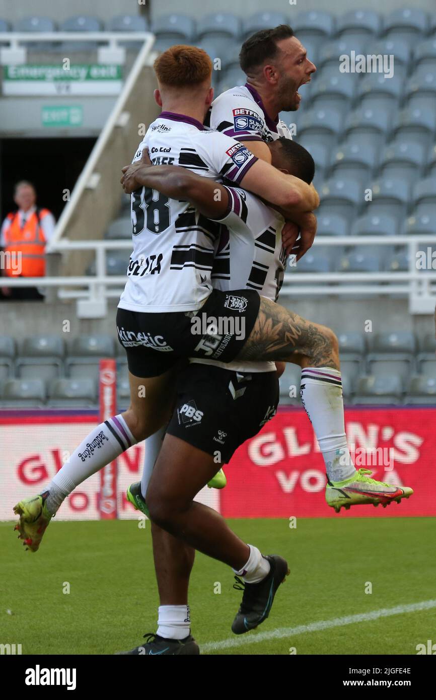 St James Park, Newcastle, Newcastle upon Tyne, Regno Unito. 10th luglio 2022. Betfred Super League - Magic Weekend Hull KR vs Hull FC Joe Lovodua di Hull FC celebra una prova contro Hull Kingston Rovers con i compagni di squadra Luke Gale ed Ellis Longstaff Credit: Touchlinepics/Alamy Live News Foto Stock