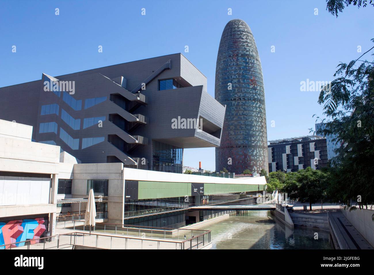La Torre Glòries - già Torre Agbar - grattacielo a 38 piani e il Museu del Disseny de Barcelona, Poblenou Barcelona, Catalunya Spagna Foto Stock