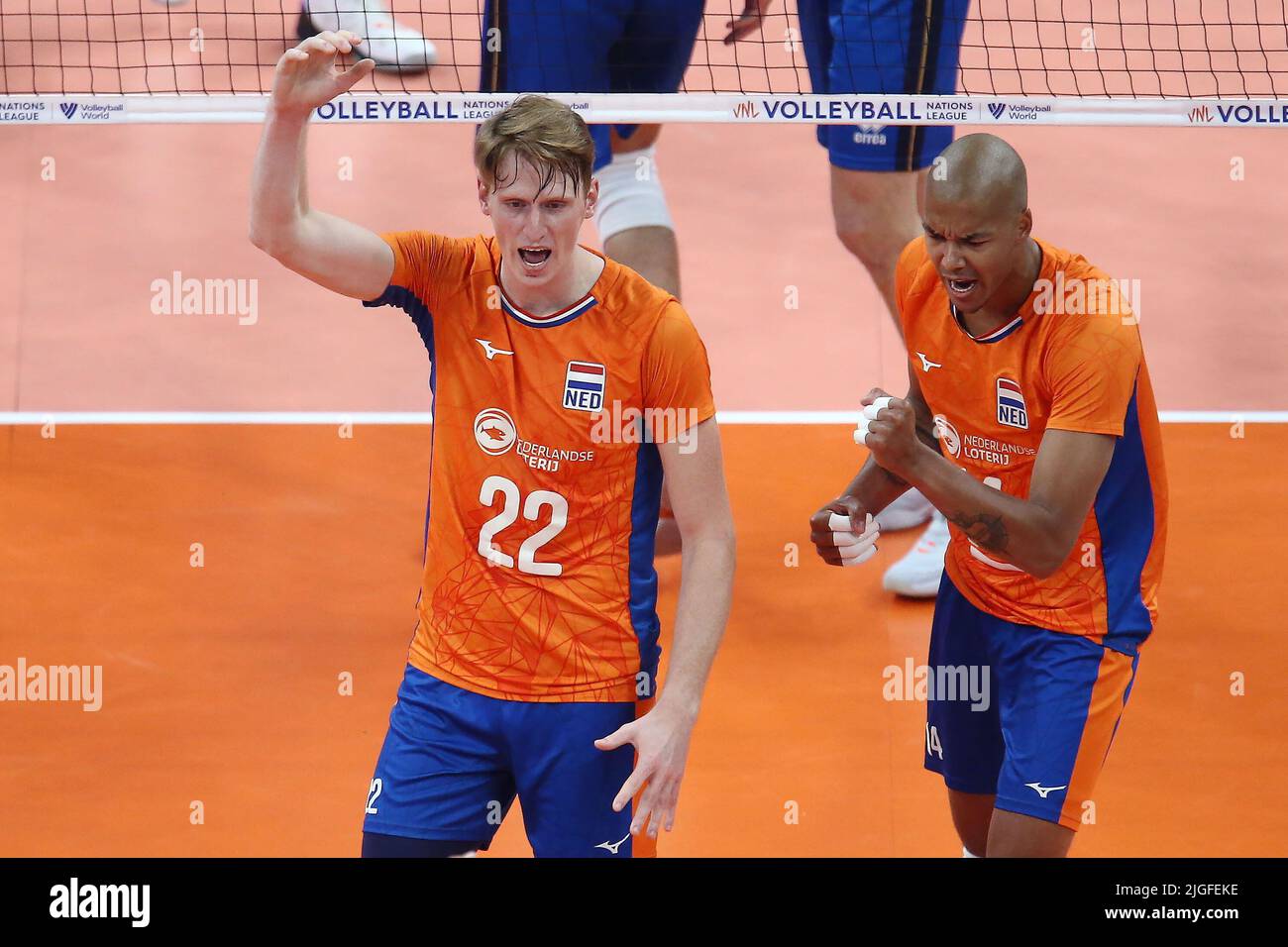 Danzica, Polonia. 10th luglio 2022. Twan Wiltenburg (L) e Nimi Abdel Aziz (R) dei Paesi Bassi durante la partita maschile della FIVB Volleyball Nations League 2022 tra l'Italia e i Paesi Bassi a Gdansk (Polonia), 10 luglio 2022. Credit: PAP/Alamy Live News Foto Stock