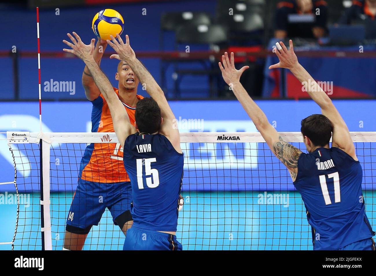 Danzica, Polonia. 10th luglio 2022. Daniele Lavia (C) e Simone Anzani (R) d'Italia e Nimir Abdel Aziz (L) dei Paesi Bassi durante la partita maschile della FIVB Volleyball Nations League 2022 tra l'Italia e i Paesi Bassi a Danzica (Polonia), 10 luglio 2022. Credit: PAP/Alamy Live News Foto Stock