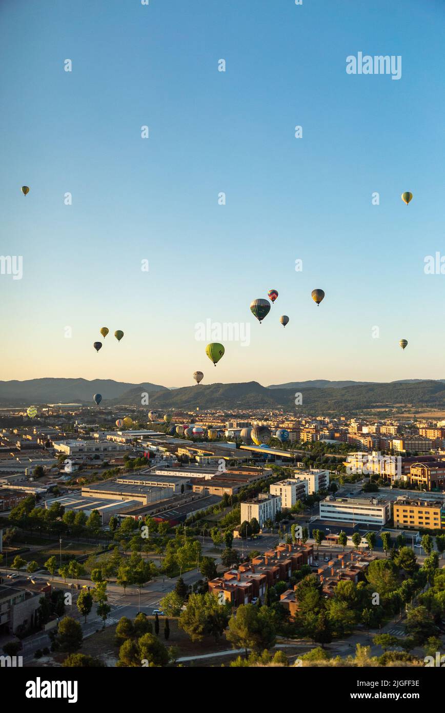 Igualada, Barcellona, Spagna. 10th luglio 2022. Ultimo giorno della festa del mongolfiera 24th a Igualada (Barcellona, Spagna).in quest'ultimo volo, 40 mongolfiere hanno lasciato l'area della ''conca d'Odena'', con lo spettacolare fondo della montagna di Montserrat, in una calda giornata di luglio nell'Europa meridionale (Credit Image: © Eric Renom/ZUMA Press Wire) Foto Stock