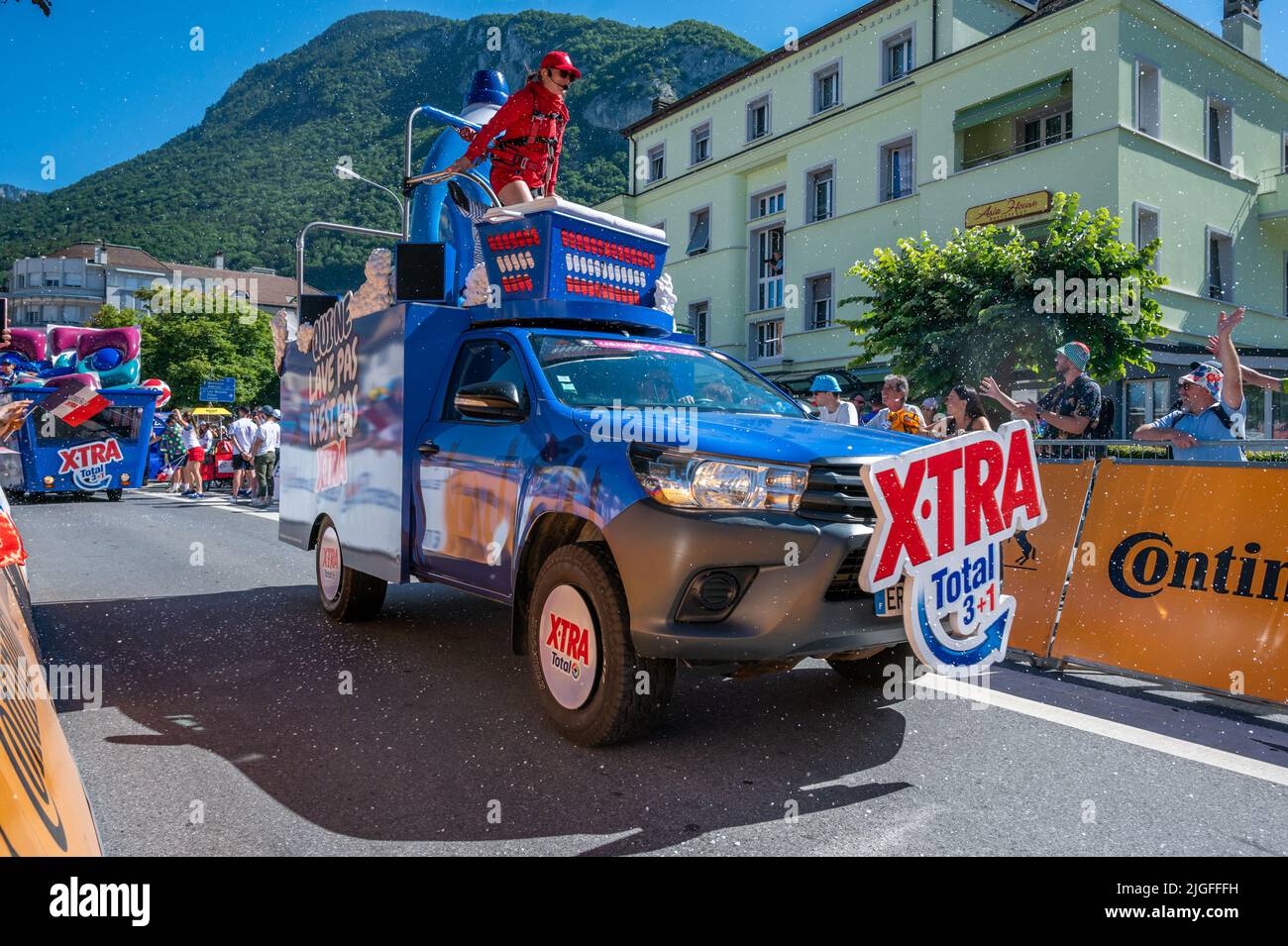 Aigle, Vallese Canton, Svizzera -10.07.2022: Passaggio di un'auto pubblicitaria di Groupama FDJ nella roulotte del famoso Tour de France in Svizzeran Foto Stock