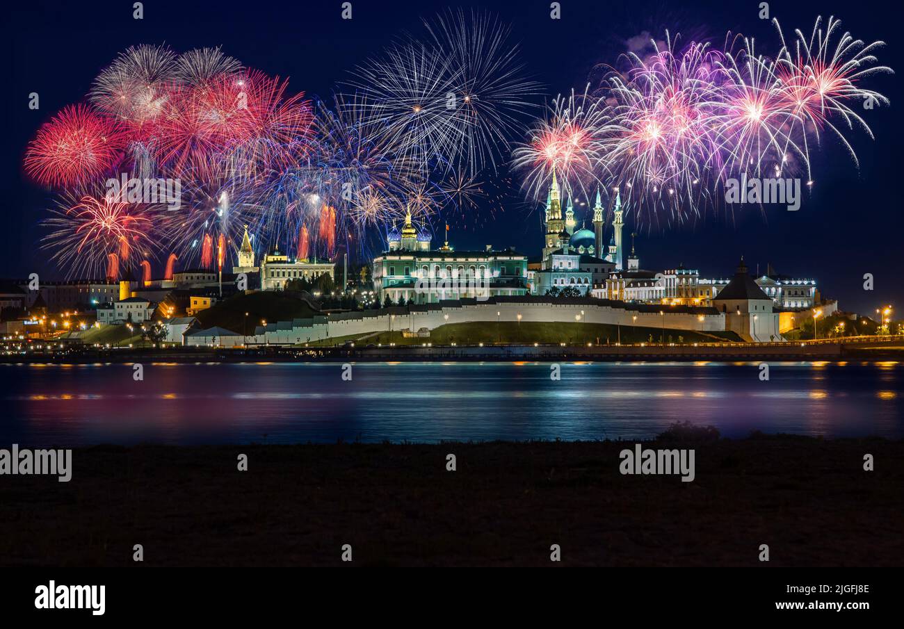 Fuochi d'artificio sul Cremlino Kazan. Vista del Cremlino dalla riva del fiume Kazanka. Fuochi d'artificio per le vacanze a Kazan, Tatarstan Foto Stock