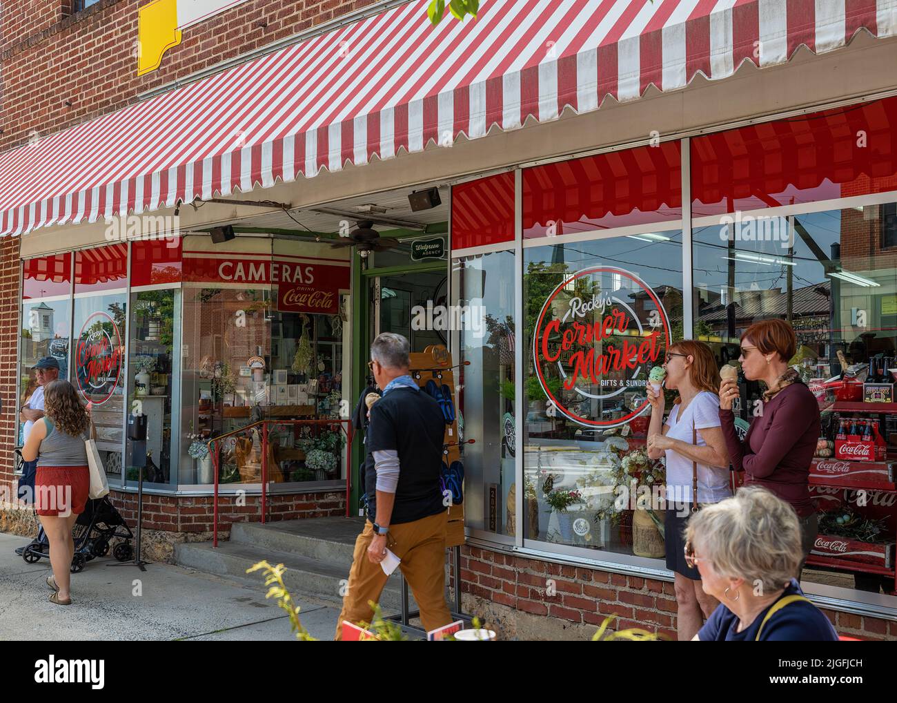 Brevard, North Carolina, USA - 25 giugno 2022: I turisti e i residenti si mescolano in questa piccola città dove negozi pittoreschi e caffè sono uno dei preferiti. Foto Stock